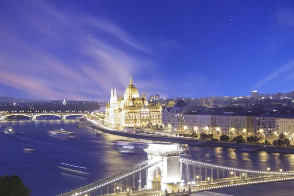 Schöner Blick Auf Das Ungarische Parlament Und Die Szechenyi Kettenbrücke — Stockfoto