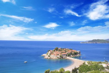 St. Stefan (Sveti Stefan) Island resort güzel manzarasına Budva Riviera, Budva, Karadağ güneşli bir günde