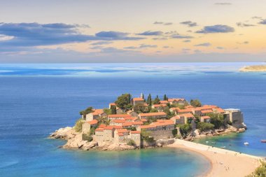 St. Stefan (Sveti Stefan) Island resort güzel manzarasına Budva Riviera, Budva, Karadağ güneşli bir günde