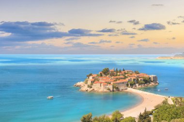 St. Stefan (Sveti Stefan) Island resort güzel manzarasına Budva Riviera, Budva, Karadağ güneşli bir günde