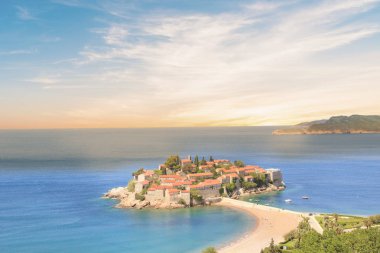 St. Stefan (Sveti Stefan) Island resort güzel manzarasına Budva Riviera, Budva, Karadağ güneşli bir günde