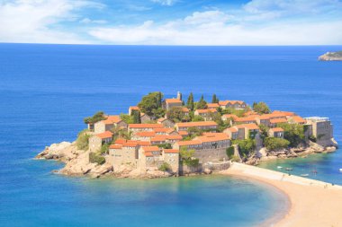 St. Stefan (Sveti Stefan) Island resort güzel manzarasına Budva Riviera, Budva, Karadağ güneşli bir günde