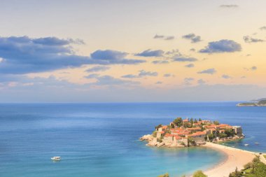 St. Stefan (Sveti Stefan) Island resort güzel manzarasına Budva Riviera, Budva, Karadağ güneşli bir günde