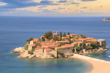 St. Stefan (Sveti Stefan) Island resort güzel manzarasına Budva Riviera, Budva, Karadağ güneşli bir günde