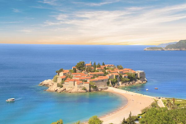 Вид на остров-курорт Санкт-Петербург на реке Будва, Будва, Монтенегро в солнечный день
