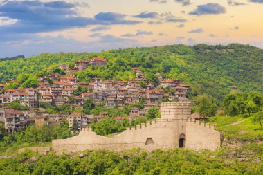Güzel manzara antik kale Tsarevets dağlarında Veliko Tirnovo, Bulgaristan