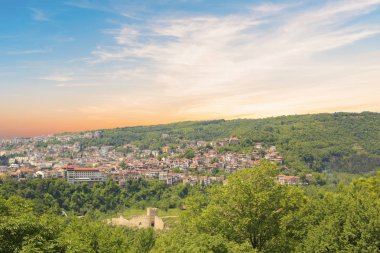 Güzel manzara antik kale Tsarevets dağlarında Veliko Tirnovo, Bulgaristan