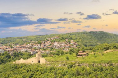 Güzel manzara antik kale Tsarevets dağlarında Veliko Tirnovo, Bulgaristan