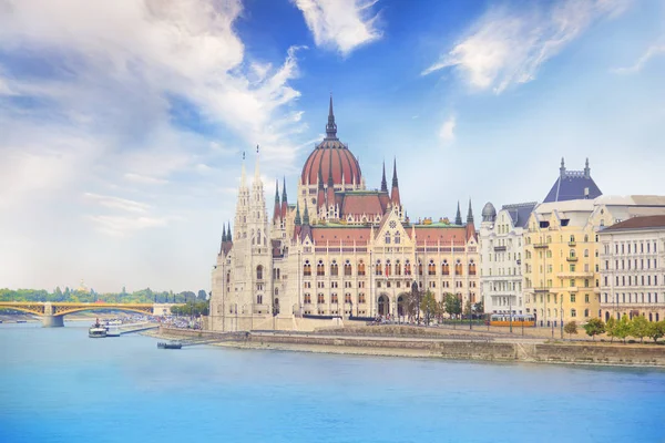 Macaristan Parlamentosu'nun güzel manzarasına Danube Waterfront Budapeşte, Macaristan