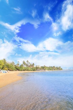 Parlak güneşli bir günde tropikal plaj Bentota, Sri Lanka, gemilerde