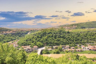 Güzel manzara antik kale Tsarevets dağlarında Veliko Tirnovo, Bulgaristan