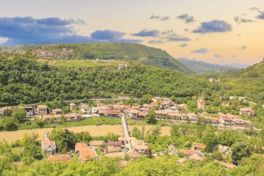 Güzel manzara antik kale Tsarevets dağlarında Veliko Tirnovo, Bulgaristan