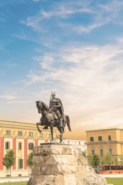 Tiran, Arnavutluk - 12 Mayıs: Tiran, Arnavutluk tarih 12 Mayıs 2016 Tiran'daki ortasına Scanderbeg meydanında İskender bey anıt