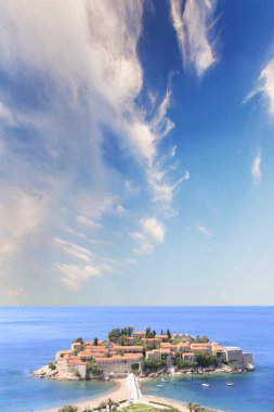 St. Stefan (Sveti Stefan) Island resort güzel manzarasına Budva Riviera, Budva, Karadağ güneşli bir günde