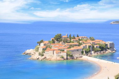 St. Stefan (Sveti Stefan) Island resort güzel manzarasına Budva Riviera, Budva, Karadağ güneşli bir günde