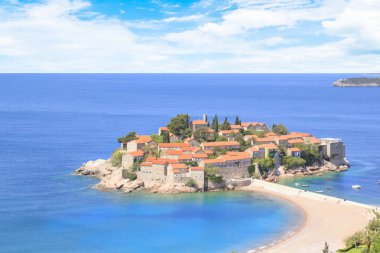 St. Stefan (Sveti Stefan) Island resort güzel manzarasına Budva Riviera, Budva, Karadağ güneşli bir günde