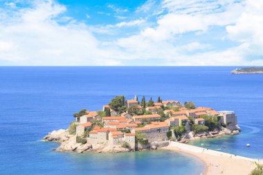 St. Stefan (Sveti Stefan) Island resort güzel manzarasına Budva Riviera, Budva, Karadağ güneşli bir günde