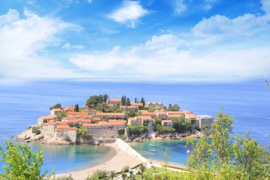 St. Stefan (Sveti Stefan) Island resort güzel manzarasına Budva Riviera, Budva, Karadağ güneşli bir günde