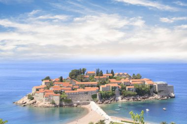 St. Stefan (Sveti Stefan) Island resort güzel manzarasına Budva Riviera, Budva, Karadağ güneşli bir günde