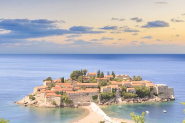 St. Stefan (Sveti Stefan) Island resort güzel manzarasına Budva Riviera, Budva, Karadağ güneşli bir günde