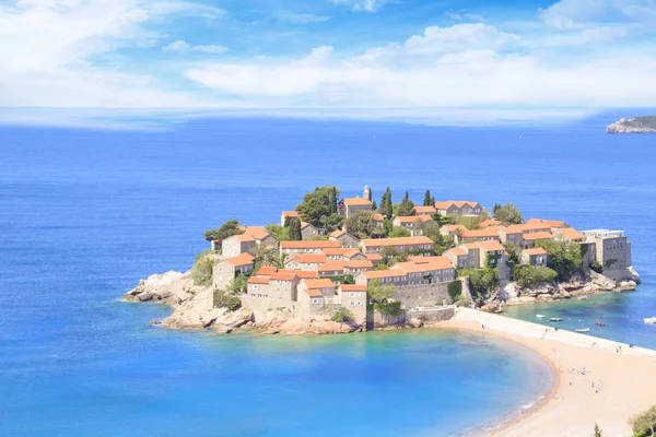 美丽的景色的圣斯特凡 Sveti Stefan 岛度假村在布德瓦的里维埃拉 布德瓦 黑山在阳光明媚的一天 — 图库照片