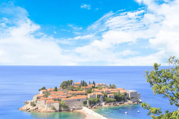 St. Stefan (Sveti Stefan) Island resort güzel manzarasına Budva Riviera, Budva, Karadağ güneşli bir günde