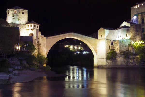 ボスニア ヘルツェゴビナの古い橋からモスタルの中世の町の美しい景色 — ストック写真
