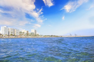 Ana caddenin Kıbrıs'ta Larnaka ve Finikoudes Beach güzel manzara