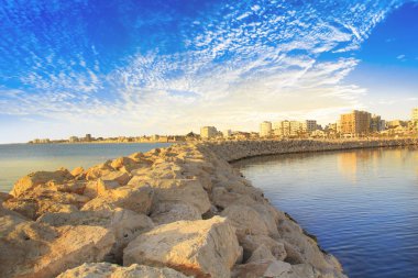 Ana caddenin Kıbrıs'ta Larnaka ve Finikoudes Beach güzel manzara