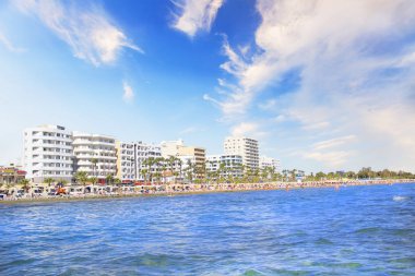 Ana caddenin Kıbrıs'ta Larnaka ve Finikoudes Beach güzel manzara