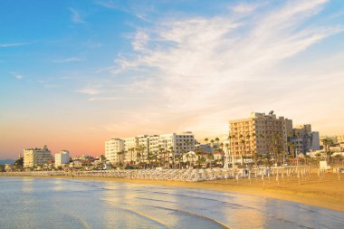 Ana caddenin Kıbrıs'ta Larnaka ve Finikoudes Beach güzel manzara