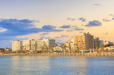 Ana caddenin Kıbrıs'ta Larnaka ve Finikoudes Beach güzel manzara