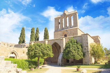 Güzel manzara Bellapais Manastırı Girne (Girne), Kuzey Kıbrıs Cumhuriyeti içinde inşaat