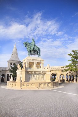 St. Istvan Anıtı güzel manzarasına balıkçılar Bastion Budapeşte, Macaristan'da yakınlarındaki Buda tepe üzerinde