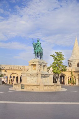 St. Istvan Anıtı güzel manzarasına balıkçılar Bastion Budapeşte, Macaristan'da yakınlarındaki Buda tepe üzerinde