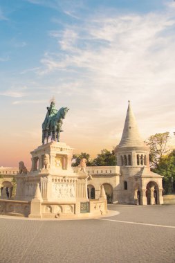 St. Istvan Anıtı güzel manzarasına balıkçılar Bastion Budapeşte, Macaristan'da yakınlarındaki Buda tepe üzerinde