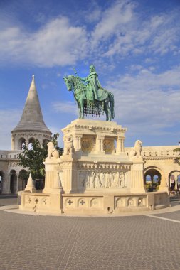 St. Istvan Anıtı güzel manzarasına balıkçılar Bastion Budapeşte, Macaristan'da yakınlarındaki Buda tepe üzerinde