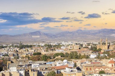 Güzel şehir ve Lefkoşa, Kıbrıs için bayrak Türk bölümünün görünümünü