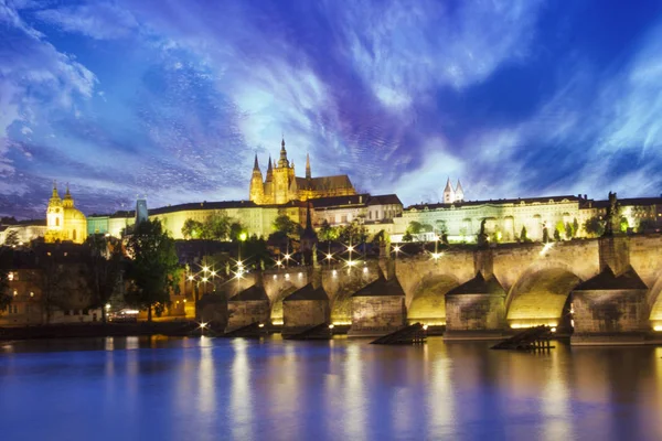 Prag Çek Cumhuriyeti Için Vltava Kıyısındaki Vitus Katedrali Charles Köprüsü — Stok fotoğraf