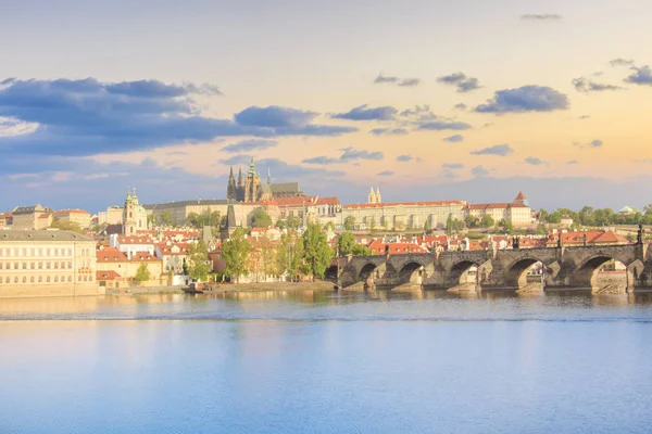 プラハ チェコのヴルタヴァ川のほとりに聖ヴィート大聖堂 カレル橋 マラー ストラナ周辺の美しい景色 — ストック写真