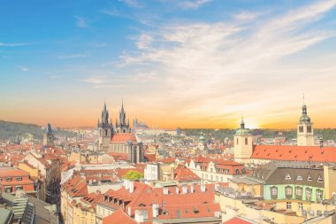 Eski şehir meydanının güzel manzarası, Tyn Kilisesi ve Çek Cumhuriyeti Prag 'daki St. Vitus Katedrali