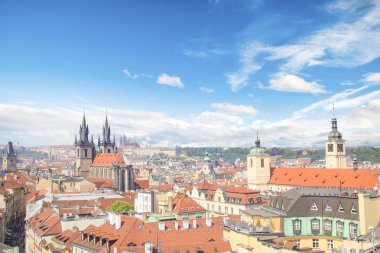 Eski şehir meydanının güzel manzarası, Tyn Kilisesi ve Çek Cumhuriyeti Prag 'daki St. Vitus Katedrali