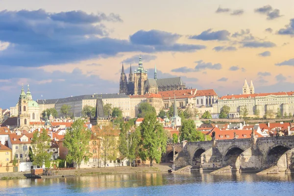 Prag Çek Cumhuriyeti Için Vltava Kıyısındaki Vitus Katedrali Charles Köprüsü — Stok fotoğraf