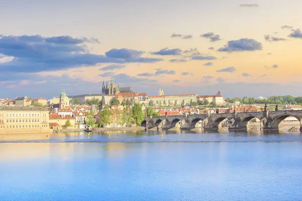 美丽的景色圣圣维特大教堂 查尔斯桥和马拉麦卡在伏尔塔瓦河的银行在捷克共和国布拉格 — 图库照片