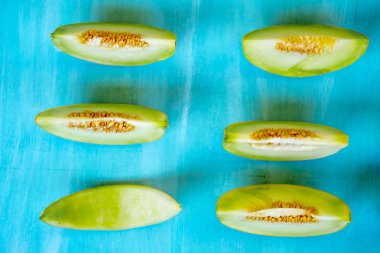 Mavi ahşap arka plan üzerinde kavun parçaları