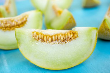 Mavi ahşap arka plan üzerinde kavun parçaları