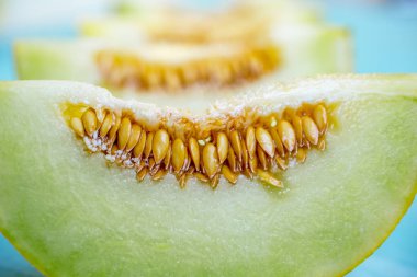 Mavi ahşap arka plan üzerinde kavun parçaları