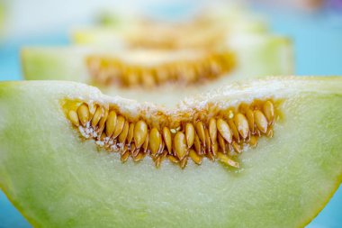 Mavi ahşap arka plan üzerinde kavun parçaları