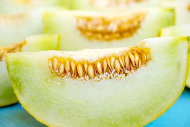 Mavi ahşap arka plan üzerinde kavun parçaları