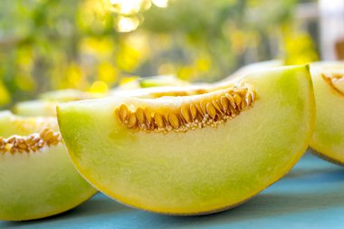 Mavi ahşap arka plan üzerinde kavun parçaları